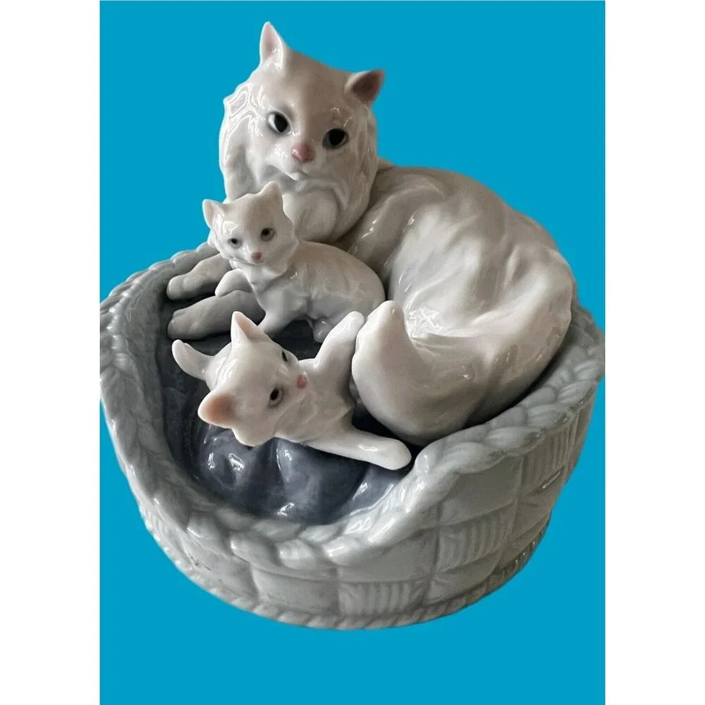 LLADRO #6652 "Kitty Care" Mother Cat in Basket w/ Kittens original box. New